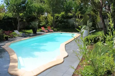 Piscine de l'établissement Le Clos de la Challangette ou située à proximité