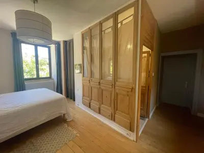 Un ou plusieurs lits dans un hébergement de l'établissement Maison près de la rivière