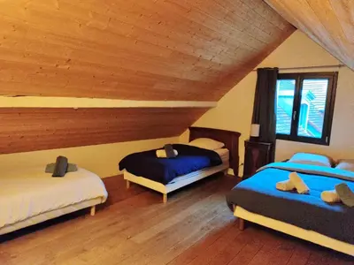 Un ou plusieurs lits dans un hébergement de l'établissement Maison près de la rivière
