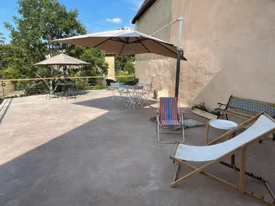 Balcon ou terrasse dans l'établissement Maison près de la rivière