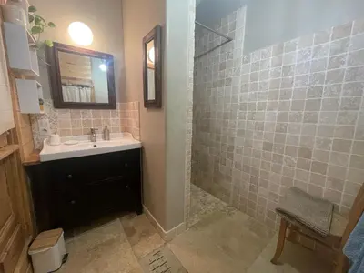 Salle de bains dans l'établissement Maison près de la rivière
