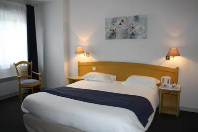 Un ou plusieurs lits dans un hébergement de l'établissement Le Charollais Motel Contact-Hôtel