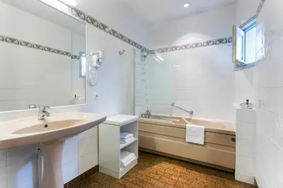 Salle de bains dans l'établissement Le Charollais Motel Contact-Hôtel