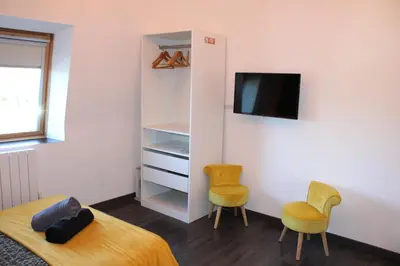 Télévision ou salle de divertissement dans l'établissement Chambres d'Hôte Dijon Clair de Lune Adults Only