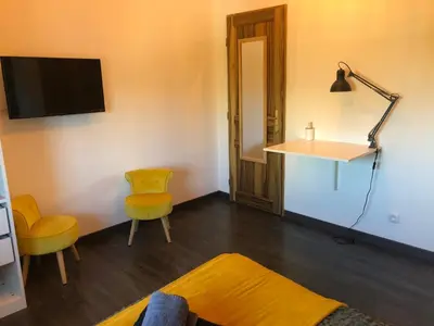 Télévision ou salle de divertissement dans l'établissement Chambres d'Hôte Dijon Clair de Lune Adults Only