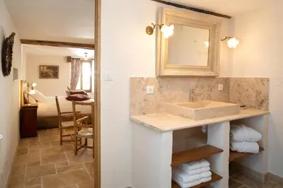 Salle de bains dans l'établissement L'Hote Antique - MAISON D'HOTE- 4 Suites avec cuisine