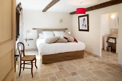 Un ou plusieurs lits dans un hébergement de l'établissement L'Hote Antique - MAISON D'HOTE- 4 Suites avec cuisine