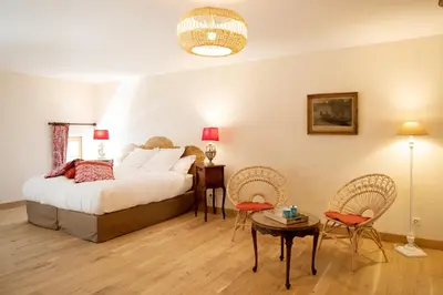 Un ou plusieurs lits dans un hébergement de l'établissement L'Hote Antique - MAISON D'HOTE- 4 Suites avec cuisine