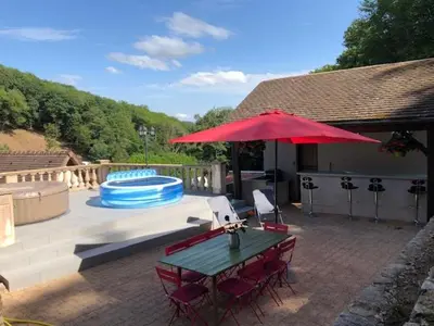 Piscine de l'établissement Domaine Du Bas De Chene ou située à proximité