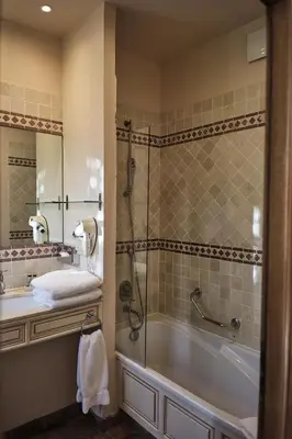 Salle de bains dans l'établissement Hostellerie de la Tour d'Auxois