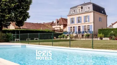 Piscine de l'établissement Logis Hotel Domaine du Cheval Blanc ou située à proximité