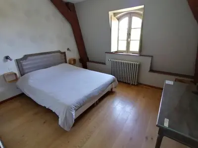 Un ou plusieurs lits dans un hébergement de l'établissement Logis Hotel Domaine du Cheval Blanc