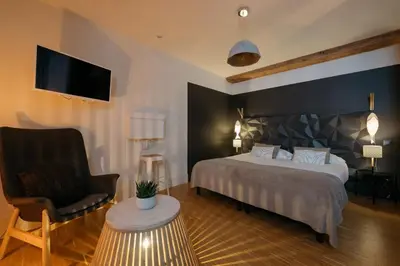 Un ou plusieurs lits dans un hébergement de l'établissement Appart Hotel Eugenie