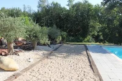 Piscine de l'établissement La Petite Ferme du Marais ou située à proximité