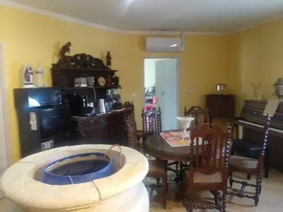 Coin salon dans l'établissement 4 Chambres meublées et un seul studio avec petite cuisine