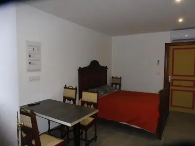 Coin salon dans l'établissement 4 Chambres meublées et un seul studio avec petite cuisine