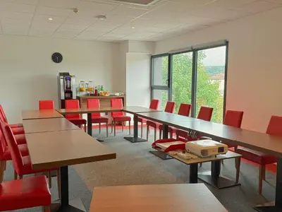 Coin salon dans l'établissement ibis Dijon Sud