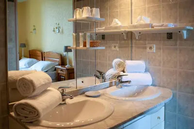 Salle de bains dans l'établissement L'Hotel du Nord - Quarré-les-Tombes