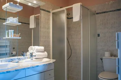 Salle de bains dans l'établissement L'Hotel du Nord - Quarré-les-Tombes