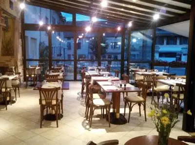 Restaurant ou autre lieu de restauration dans l'établissement Auberge du val d’ouche