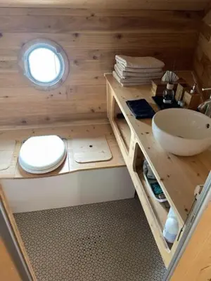 Salle de bains dans l'établissement cabane flottante Millenium