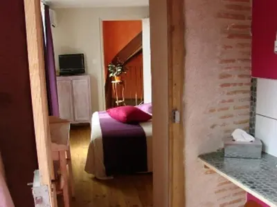 Télévision ou salle de divertissement dans l'établissement L'Ancien Presbytère