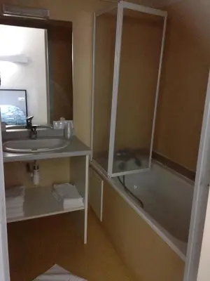Salle de bains dans l'établissement HOTEL DU JURA