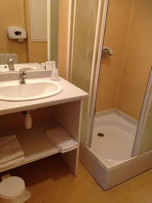 Salle de bains dans l'établissement HOTEL DU JURA