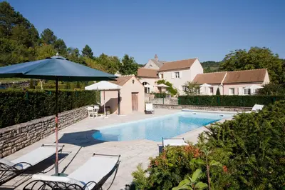Piscine de l'établissement Domaine De La Combotte ou située à proximité