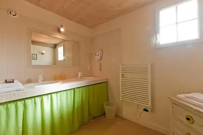 Salle de bains dans l'établissement Domaine De La Combotte