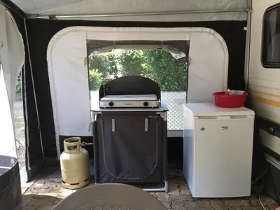 Cuisine ou kitchenette dans l'établissement Camping Le Canoë