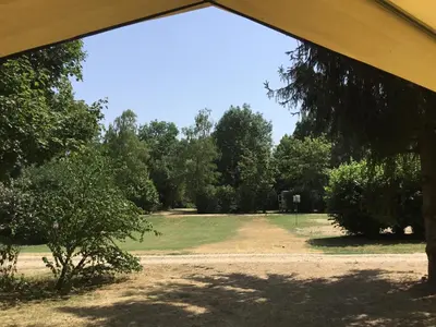 Jardin de l'établissement Camping Le Canoë