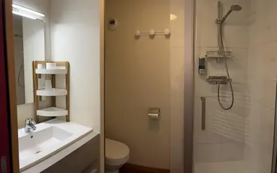 Salle de bains dans l'établissement Logis Hôtel des Messageries