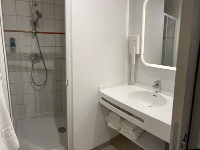 Salle de bains dans l'établissement Logis Hôtel des Messageries