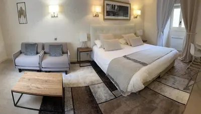 Un ou plusieurs lits dans un hébergement de l'établissement Logis Hôtel des Messageries