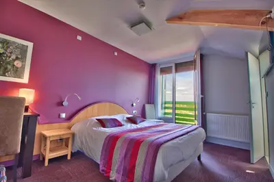 Un ou plusieurs lits dans un hébergement de l'établissement Logis Hôtel Restaurant Le Chalet du Mont Roland