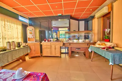 Cuisine ou kitchenette dans l'établissement Logis Hôtel Restaurant Le Chalet du Mont Roland