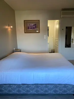 Un ou plusieurs lits dans un hébergement de l'établissement Hostellerie du Vieux Moulin