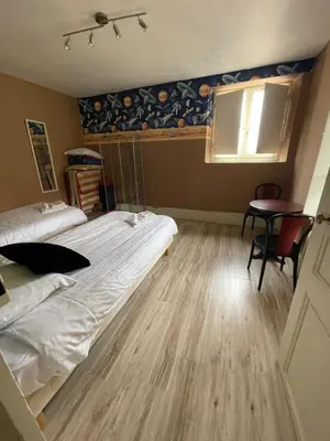 Un ou plusieurs lits dans un hébergement de l'établissement Hôtel du Commerce