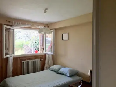 Un ou plusieurs lits dans un hébergement de l'établissement Chambre avec vue sur jardin