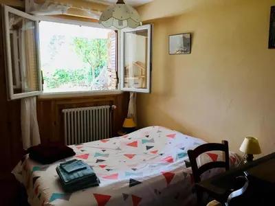 Un ou plusieurs lits dans un hébergement de l'établissement Chambre avec vue sur jardin