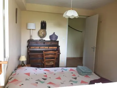 Un ou plusieurs lits dans un hébergement de l'établissement Chambre avec vue sur jardin