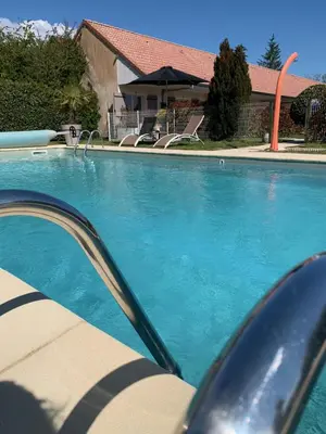 Piscine de l'établissement Hôtel Le Clos Badan ou située à proximité