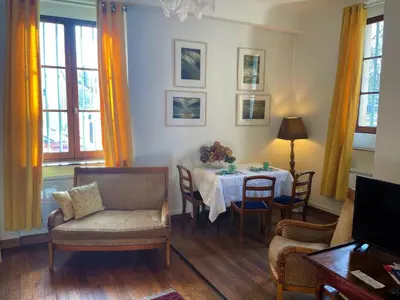 Coin salon dans l'établissement Très bel appartement dijonnais place Wilson GUTEMBERT