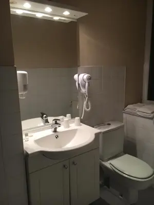 Salle de bains dans l'établissement Hotel du Centre