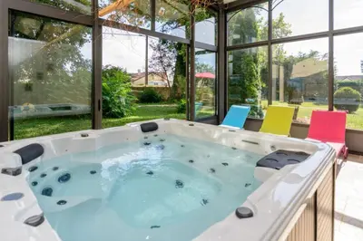 Piscine de l'établissement Château de la villeneuve ou située à proximité