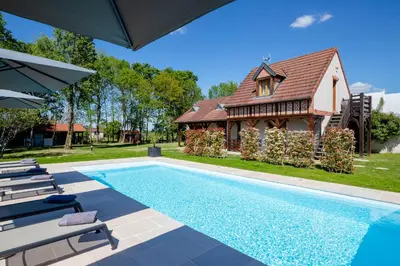 Piscine de l'établissement B&B L'Orée du Bois Bourgogne - Adults Only ou située à proximité