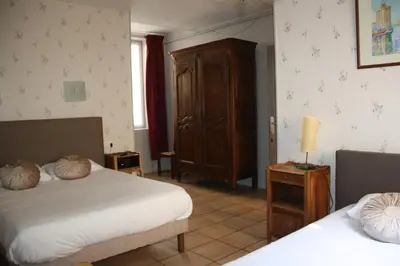 Un ou plusieurs lits dans un hébergement de l'établissement Hôtel République