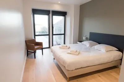 Un ou plusieurs lits dans un hébergement de l'établissement Aux Cortons - Maison avec vue sur le vignoble