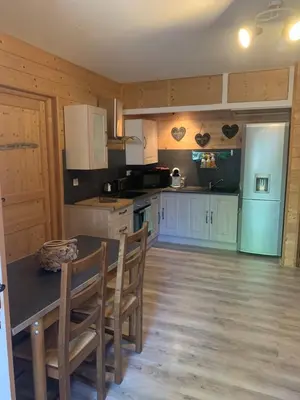 Cuisine ou kitchenette dans l'établissement L’allée des peupliers